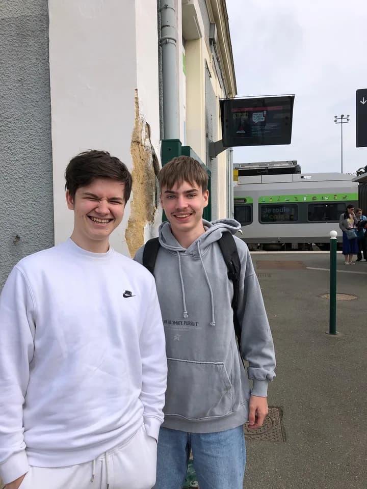 Thomas et Maxime à l’époque, sur un quai de gare